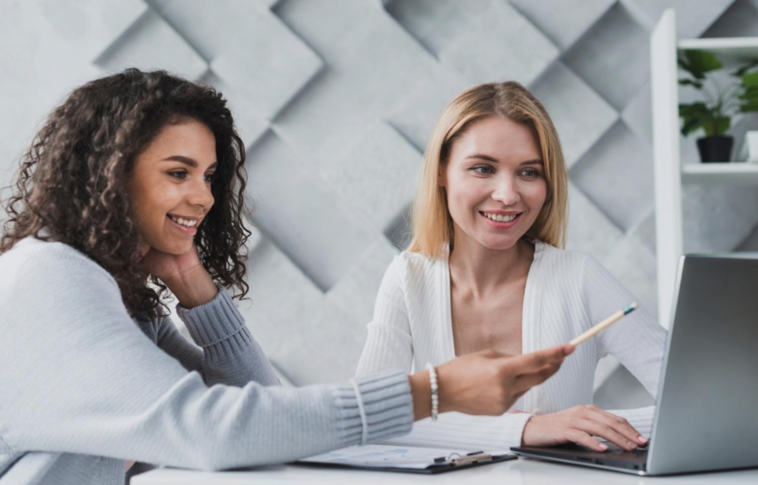 Tecnico specializzato durante la configurazione di sistemi audio professionali per eventi